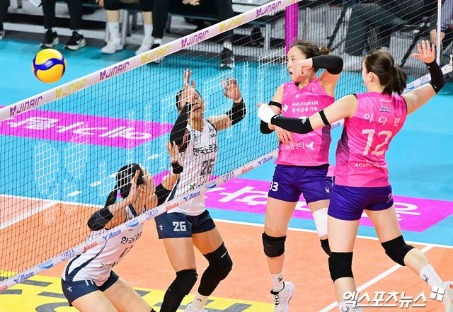 14일 오후 인천 부평구 삼산월드체육관 열린 '진에어 2025-2026 V-리그' 흥국생명과 한국도로공사의 경기, 흥국생명 이나연이 공격을 시도하고 있다. 인천, 김한준 기자