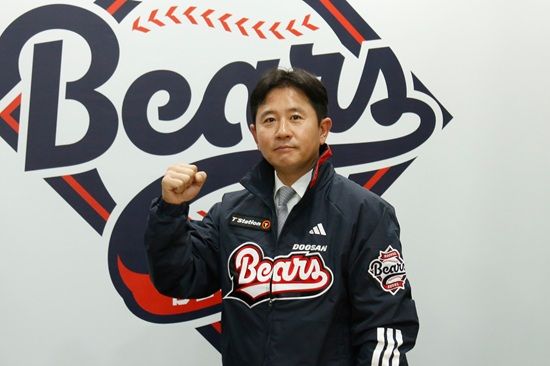 두산 베어스가 2026시즌 코칭스태프 보직을 확정해 14일 공식 발표했다. 두산은 팀과 인연이 있었던 전형도 코치와 윤명준 코치를 영입해 각각 퓨처스팀 수비코치와 잔류군 코치로 임명했다. 두산 베어스