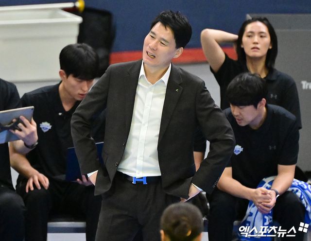 2일 오후 경기도 수원실내체육관에서 열린 '진에어 2025-2026 V-리그' 현대건설과 GS칼텍스의 경기, 현대건설 강성형 감독이 공격 실패에 아쉬워하고 있다. 엑스포츠뉴스 DB