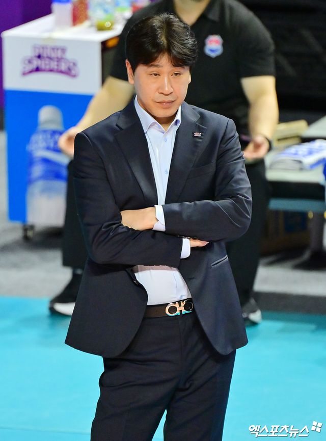 14일 오후 인천 부평구 삼산월드체육관 열린 '진에어 2025-2026 V-리그' 흥국생명과 한국도로공사의 경기, 도로공사 김종민 감독이 경기를 지켜보고 있다. 인천, 김한준 기자