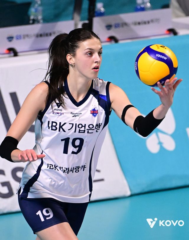 여자프로배구 IBK기업은행의 빅토리아가 15일 서울 장충체육관에서 열린 진에어 2025-2026 V리그 여자부 4라운드 GS칼텍스와의 원정 경기에서 팀의 세트 스코어 3-1 승리를 견인했다. 사진 한국배구연맹