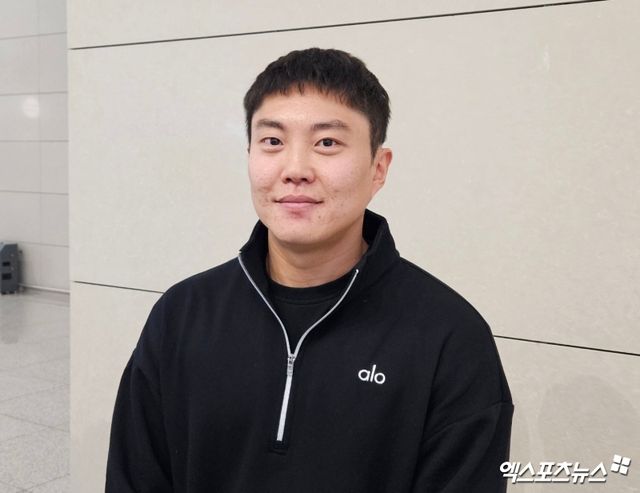 삼성 라이온즈 스프링캠프 선발대 포수 강민호, 내야수 류지혁, 외야수 최형우가 15일 인천국제공항 제2여객터미널을 통해 1차 스프링캠프 장소인 괌으로 출국했다. 류지혁이 출국 전 취재진과 인터뷰에 임하고 있다. 인천공항, 유준상 기자