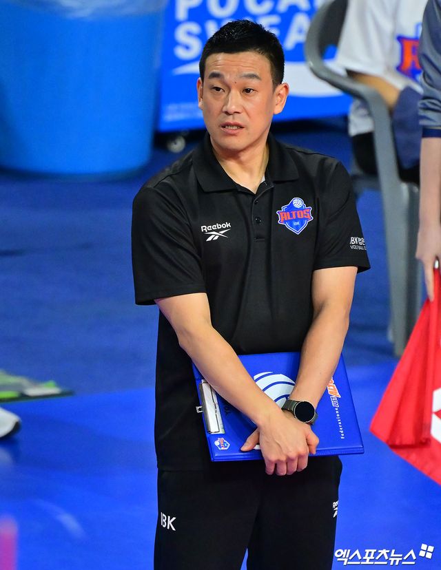 여오현 감독 대행이 이끄는 IBK기업은행이 15일 서울 장충체육관에서 열리는 진에어 2025-2026 V리그 여자부 4라운드 GS칼텍스와의 원정 경기에서 5연승에 도전한다. 사진 엑스포츠뉴스 DB