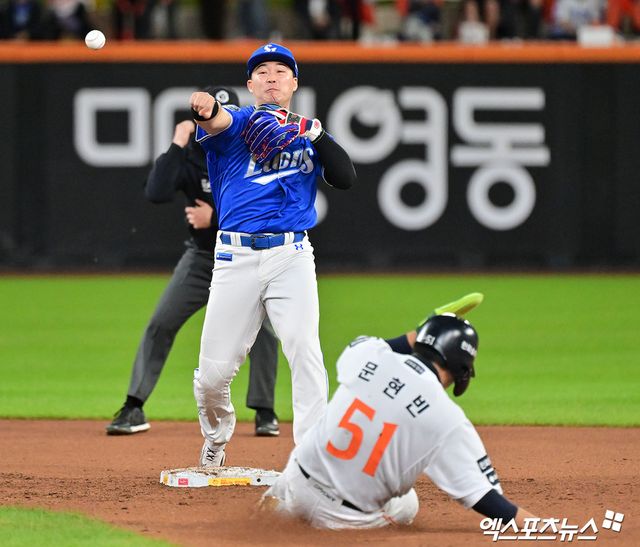 24일 오후 대전 한화생명 볼파크에서 열린 '2025 신한 SOL Bank KBO 포스트시즌' 삼성 라이온즈와 한화 이글스의 플레이오프 5차전 경기, 6회말 1사 만루 삼성 전병우가 한화 채은성의 내야땅볼때 문현빈을 포스아웃 시킨 후 1루로 송구하고 있다. 엑스포츠뉴스 DB