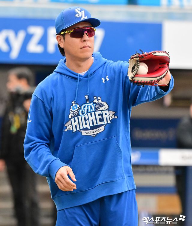 22일 오후 대구삼성라이온즈파크에서 열리는 '2025 신한 SOL Bank KBO 포스트시즌' 한화 이글스와 삼성 라이온즈의 플레이오프 4차전 경기, 삼성 강민호가 캐치볼을 하고 있다. 엑스포츠뉴스 DB