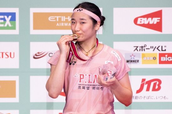 안세영은 14일 인도 뉴델리 인디라 간디 스포츠 콤플렉스에서 열린 2026 세계배드민턴연맹(BWF) 월드투어 인도 오픈 여자 단식 1회전(32강)에서 오쿠하라 노조미(일본·세계 27위)를 게임스코어 2-0으로 누르고 16강에 진출했다. 안세영은 이미 지난 BWF 월드투어 말레이시아 오픈(슈퍼 1000) 16강에서 오쿠하라를 2-0으로 격파했던 경험을 지니고 있다. 곧바로 이어진 인도 오픈에서도 오쿠하라를 상대하게 된 것인데, 다시 한번 완승을 거두며 실력차를 과시했다. 연합뉴스