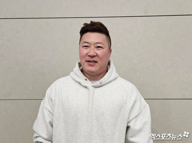 삼성 라이온즈 스프링캠프 선발대 포수 강민호, 내야수 류지혁, 외야수 최형우가 15일 인천국제공항 제2여객터미널을 통해 1차 스프링캠프 장소인 괌으로 출국했다. 최형우가 출국 전 취재진과 인터뷰에 임하고 있다. 인천공항, 유준상 기자