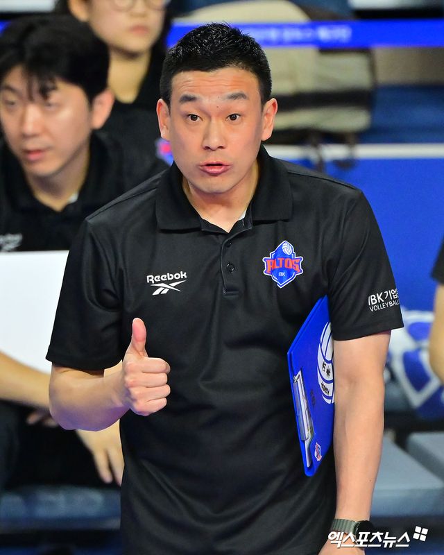 여오현 감독 대행이 이끄는 IBK기업은행이 15일 서울 장충체육관에서 열리는 진에어 2025-2026 V리그 여자부 4라운드 GS칼텍스와의 원정 경기에서 5연승에 도전한다. 사진 엑스포츠뉴스 DB