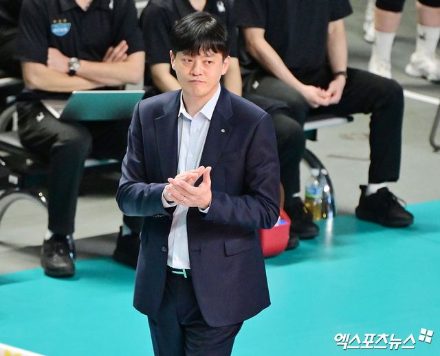 이영택 감독이 이끄는 여자프로배구 GS칼텍스가 15일 서울 장충체육관에서 열린 진에어 2025-2026 V리그 여자부 4라운드 IBK기업은행과의 홈 경기에서 세트 스코어 1-3으로 패배, 연패에 빠졌다. 사진 엑스포츠뉴스 DB