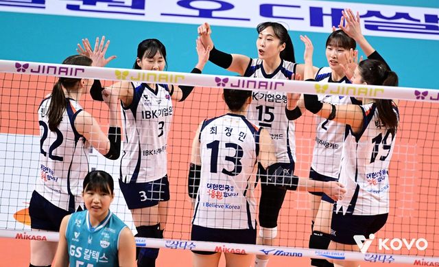 여오현 감독 대행이 이끄는 여자프로배구 IBK기업은행이 15일 서울 장충체육관에서 열린 진에어 2025-2026 V리그 여자부 4라운드 GS칼텍스와의 원정 경기에서 세트 스코어 3-1로 승리, 5연승을 질주했다. 사진 한국배구연맹