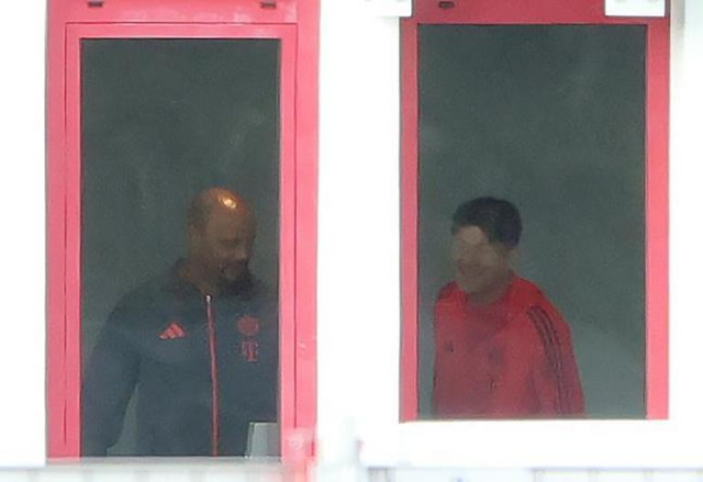 바이에른 뮌헨 센터백 김민재가 뱅상 콤파니 감독과의 개인 면담 효과를 톡톡히 보며 시즌 최고의 활약을 펼쳤다. 하지만 현지 유력 매체는 김민재를 여전히 '3옵션 수비수'로 분류하며 냉정한 평가를 유지했다. 독일 최고 축구 전문지 키커는 지난 여름 구단이 김민재의 매각을 고려했던 것과 김민재가 잔류를 선택해 2028년까지 계약이 남아있는 상황 등을 언급하며 현재로서는 김민재가 주전 경쟁에서 한 발 밀려있다는 점을 강조했다. SNS