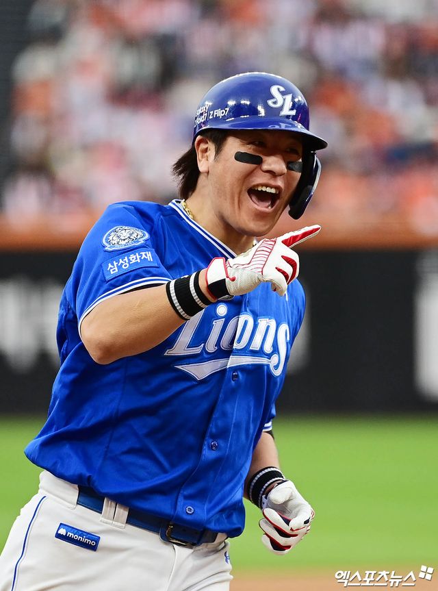 19일 오후 대전한화생명볼파크에서 열린 '2025 신한 SOL Bank KBO 포스트시즌' 삼성 라이온즈와 한화 이글스의 플레이오프 2차전 경기, 9회초 2사 1루 삼성 강민호가 한화 엄상백 상대로 2점 홈런을 때려낸 뒤 베이스를 돌고 있다. 엑스포츠뉴스 DB