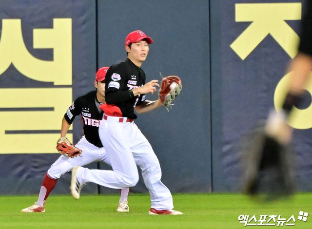 15일 오후 서울 송파구 잠실야구장에서 열린 '2025 신한 SOL Bank KBO리그' KIA 타이거즈와 두산 베어스의 경기, 8회말 무사 1루 KIA 김호령이 두산 박준순의 타구를 잡아내고 있다. 엑스포츠뉴스 DB