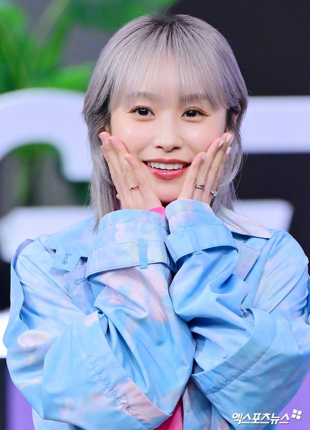 타카하시 아이가 포즈를 취하고 있다.