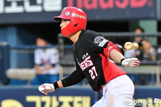 15일 오후 서울 송파구 잠실야구장에서 열린 '2025 신한 SOL Bank KBO리그' KIA 타이거즈와 두산 베어스의 경기, 4회초 1사 1,3루 KIA 김호령이 2타점 2루타를 날리고 있다. 엑스포츠뉴스 DB