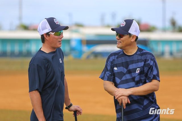 김민재(오른쪽) 롯데 자이언츠 코치가 1월 14일 향년 53세를 일기로 별세했다. 2026시즌에도 드림팀 수석코치를 맡을 예정이었지만, 지병 악화로 타계했다. 롯데 자이언츠