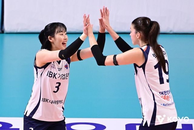 여자프로배구 IBK기업은행의 빅토리아(오른쪽)가 여자프로배구 IBK기업은행의 빅토리아가 15일 서울 장충체육관에서 열린 진에어 2025-2026 V리그 여자부 4라운드 GS칼텍스와의 원정 경기에서 팀의 세트 스코어 3-1 승리를 견인했다. 사진 한국배구연맹