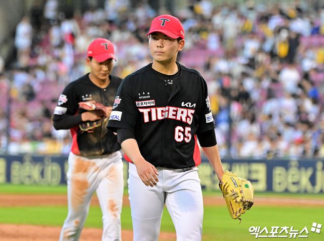 29일 오후 서울 송파구 잠실야구장에서 열린 '2025 신한 SOL Bank KBO리그' KIA 타이거즈와 LG 트윈스의 경기, 8회말 수비를 마친 KIA 성영탁이 더그아웃으로 향하고 있다. 엑스포츠뉴스 DB
