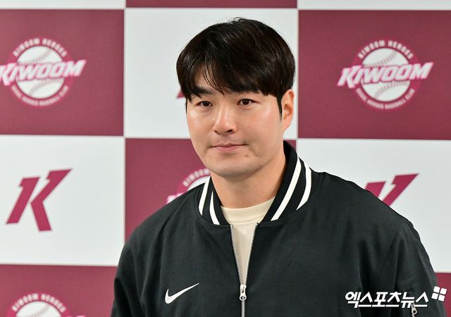 박병호 키움 히어로즈 잔류군 선임코치가 15일 서울 고척스카이돔에서 열린 기자회견에 참석해 은퇴 결정 배경과 지도자로 새 출발을 앞둔 각오를 밝혔다. 사진 김한준 기자