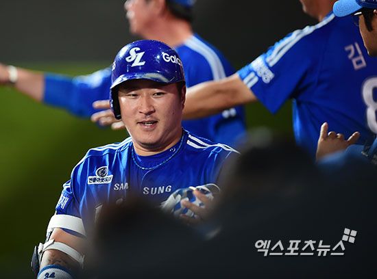 5일 오후 경기도 수원시 장안구 수원kt위즈파크에서 열린 '2015 타이어뱅크 KBO리그' 삼성 라이온즈와 kt위즈의 경기, 8회초 무사 1,2루 삼성 최형우가 스리런 홈런을 날린 후 더그아웃에서 하이파이브를 하고 있다. 엑스포츠뉴스 DB