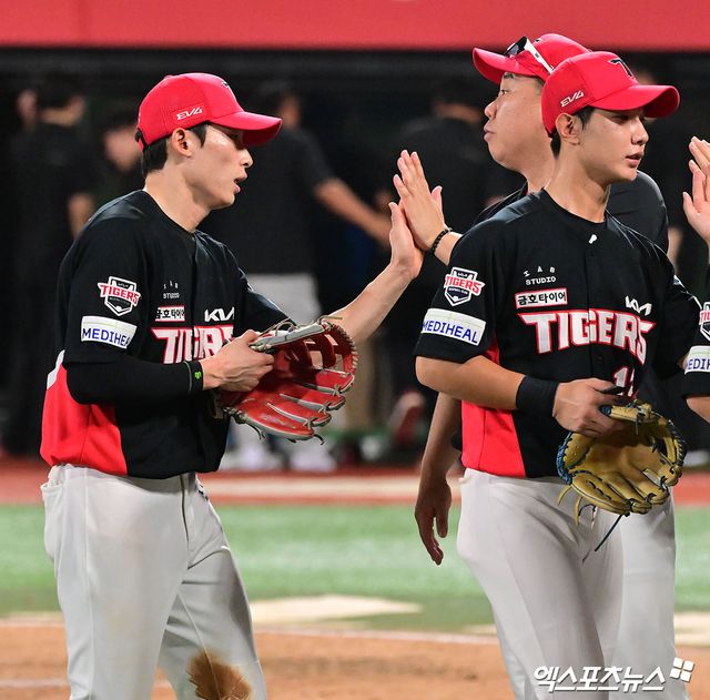 29일 오후 수원KT위즈파크에서 열린 '2025 신한 SOL Bank KBO리그' KIA 타이거즈와 KT 위즈의 경기, KIA가 6회 7점을 뽑아내는 빅이닝을 만들며 KT에 10:1 승리를 거뒀다. 이날 경기에서 승리한 KIA 이범호 감독이 김호령과 하이파이브를 하고 있다. 엑스포츠뉴스 DB