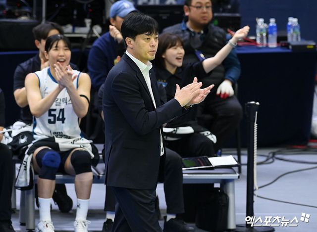 이영택 감독이 이끄는 여자프로배구 GS칼텍스가 15일 서울 장충체육관에서 열린 진에어 2025-2026 V리그 여자부 4라운드 IBK기업은행과의 홈 경기에서 세트 스코어 1-3으로 패배, 연패에 빠졌다. 사진 엑스포츠뉴스 DB