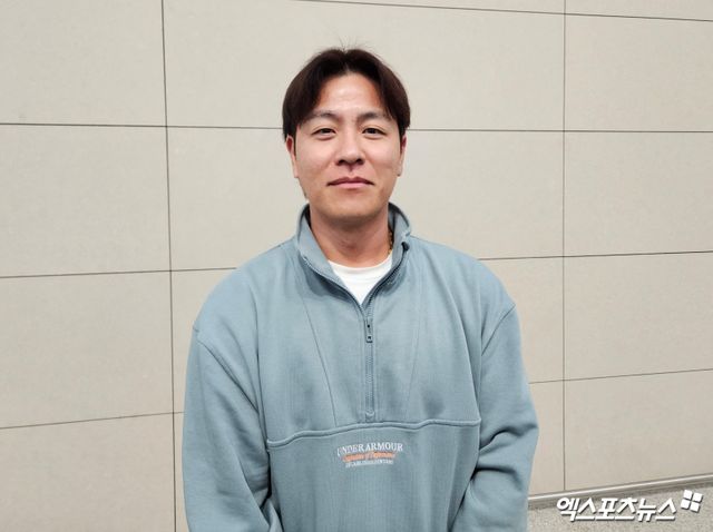 삼성 라이온즈 스프링캠프 선발대 포수 강민호, 내야수 류지혁, 외야수 최형우가 15일 인천국제공항 제2여객터미널을 통해 1차 스프링캠프 장소인 괌으로 출국했다. 강민호가 출국 전 취재진과 인터뷰에 임하고 있다. 인천공항, 유준상 기자