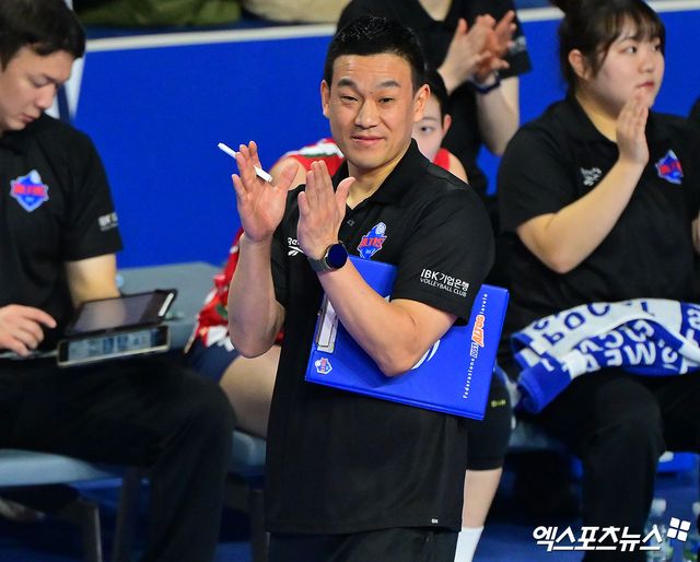 여오현 감독 대행이 이끄는 IBK기업은행이 15일 서울 장충체육관에서 열리는 진에어 2025-2026 V리그 여자부 4라운드 GS칼텍스와의 원정 경기에서 5연승에 도전한다. 사진 엑스포츠뉴스 DB