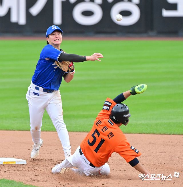 18일 오후 대전 한화생명 볼파크에서 열린 '2025 신한 SOL Bank KBO 포스트시즌' 삼성 라이온즈와 한화 이글스의 플레이오프 1차전 경기, 4회말 1사 1루 삼성 류지혁이 한화 노시환의 내야땅볼때 문현빈을 포스아웃 시킨 후 1루로 던지고 있다. 엑스포츠뉴스 DB