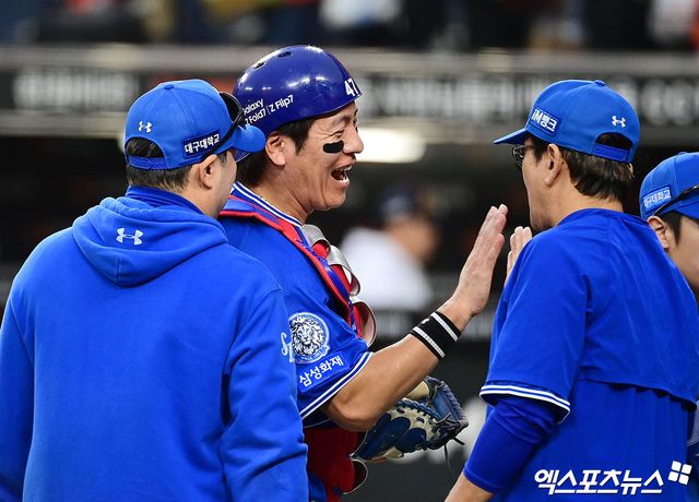 19일 오후 대전한화생명볼파크에서 열린 '2025 신한 SOL Bank KBO 포스트시즌' 삼성 라이온즈와 한화 이글스의 플레이오프 2차전 경기, 삼성이 선발투수 최원태의 7이닝 1실점 완벽투에 힘입어 한화에게 7:3의 스코어로 승리하며 시리즈 전적 1승1패로 균형을 맞췄다. 경기 종료 후 삼성 강민호가 박진만 감독과 하이파이브를 나누고 있다. 엑스포츠뉴스 DB