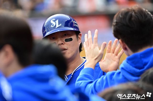 19일 오후 대전한화생명볼파크에서 열린 '2025 신한 SOL Bank KBO 포스트시즌' 삼성 라이온즈와 한화 이글스의 플레이오프 2차전 경기, 3회초 무사 만루 삼성 구자욱의 1타점 땅볼 때 3루주자 류지혁이 득점을 올린 뒤 더그아웃에서 동료들과 하이파이브를 나누고 있다. 엑스포츠뉴스 DB