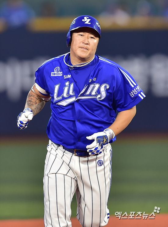 1일 오후 서울 양천구 목동야구장에서 열린 '2015 타이어뱅크 KBO리그' 삼성 라이온즈와 넥센 히어로즈의 경기에서 1-1 동점인 5회초 2아웃 1루 역전 투런홈런을 날린 삼성 최형우가 그라운드를 달리고 있다. 엑스포츠뉴스 DB