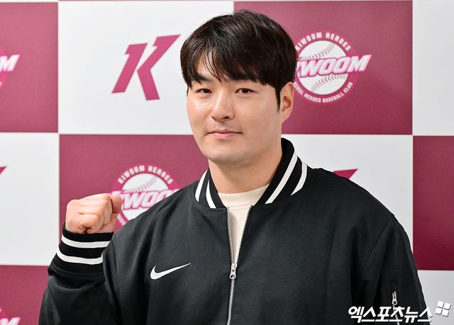 박병호 키움 히어로즈 잔류군 총괄코치가 15일 서울 고척스카이돔에서 열린 기자회견에 앞서 인사하고 있다. 사진 김한준 기자