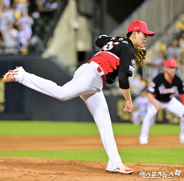 13일 오후 서울 송파구 잠실야구장에서 열린 '2025 신한 SOL Bank KBO리그' KIA 타이거즈와 LG 트윈스의 경기, 7회말 KIA 성영탁이 공을 힘차게 던지고 있다. 엑스포츠뉴스 DB