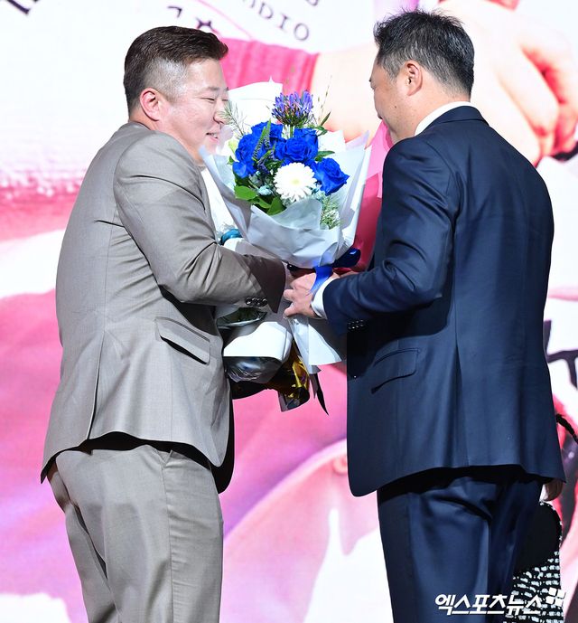 9일 오후 서울 송파구 잠실 롯데호텔 월드에서 열린 2025 신한은행 SOL 뱅크 '2025 KBO 골든글러브' 시상식, 삼성 최형우가 지명타자 부문 골든글러브를 수상했다. 지명타자 부문 골든글러브를 수상한 삼성 최형우가 박진만 감독에게 축하를 받고 있다. 엑스포츠뉴스 DB