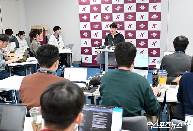 박병호 키움 히어로즈 잔류군 선임코치가 15일 서울 고척스카이돔에서 열린 기자회견에 참석해 은퇴 결정 배경과 지도자로 새 출발을 앞둔 각오를 밝혔다. 사진 김한준 기자