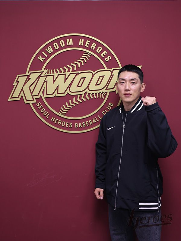 키움은 16일 '내야수 서건창과 연봉 1억 2000만원에 선수 계약을 체결했다'고 공식 발표했다. 서건창은 '저를 많이 사랑해 주셨던 팬들 앞에 다시 설 수 있어서 감회가 새롭다. 그라운드에 설 수 있는 기회가 생겼다는 것 자체로도 행복하다. 좋은 기억이 많은 곳으로 돌아온 만큼 책임감을 가지고 후배들을 잘 다독이면서 좋은 시즌을 치를 수 있도록 열심히 준비하겠다'고 소감을 밝혔다. 서건창은 오는 25일부터 고양 국가대표 야구훈련장으로 합류해 훈련에 돌입한다. 키움 히어로즈