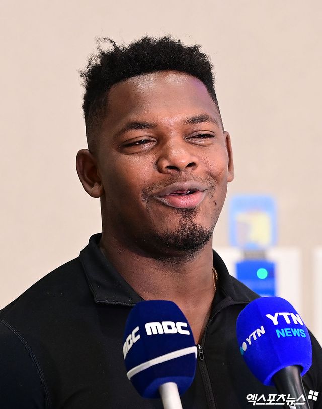 프로야구 한화 이글스의 베네수엘라 출신 외국인 선수 요나단 페라자와 윌켈 에르난데스가 16일 오후 인천국제공항을 통해 입국했다. 페라자가 입국장에서 취재진과 인터뷰를 나누고 있다. 엑스포츠뉴스 DB