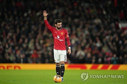 맨체스터 유나이티드 캡틴 브루노 페르난데스가 팀의 혼란스러운 상황 속에서도 올드 트래퍼드에 남겠다는 뜻을 분명히 했다. 후벵 아모림 감독의 경질과 구단의 불안정한 운영으로 인해 불거진 1월 이적설을 일축하며 잔류를 확정 짓는 분위기다. 연합뉴스