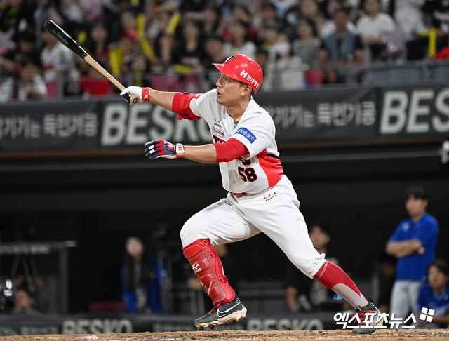 키움 히어로즈가 내야수 서건창과 연봉 1억2000만원에 선수 계약을 체결했다. 이번 계약으로 서건창은 2021년 이후 5년 만에 히어로즈 유니폼을 다시 입게 됐다. 키움은 히어로즈의 문화와 시스템을 잘 이해하고 있는 서건창이 이번 겨울을 잘 준비하면 경쟁력을 보여줄 것으로 기대하고 있다. 엑스포츠뉴스 DB