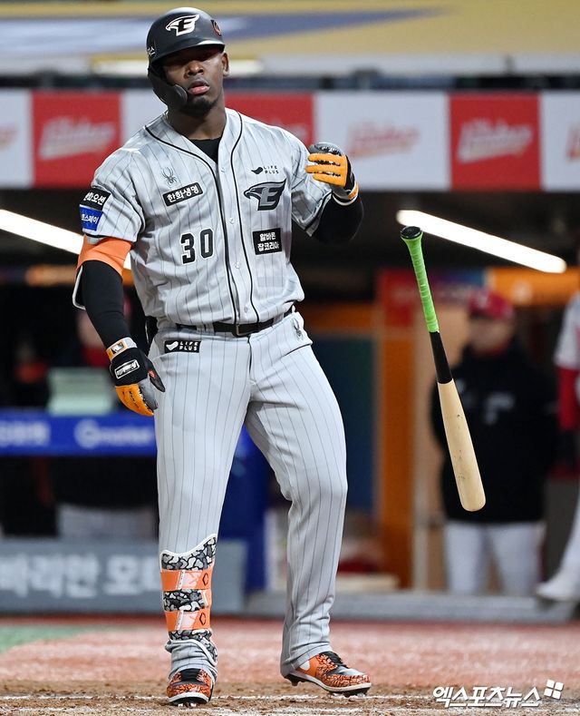 26일 오후 인천SSG랜더스필드에서 열린 '2024 신한 SOL Bank KBO리그' 한화 이글스와 SSG 랜더스의 경기, 5회초 2사 1,2루 한화 페라자가 볼넷으로 출루하고 있다. 2년 만에 한화와 재계약한 페라자는 미국의 베네수엘라 공습으로 한화 스프링캠프 합류가 불투명했으나 전날 파나마로 이동한 뒤 네덜란드를 거쳐 서울에 오는 루트로 한국 입국에 성공했다. 페라자는 대전에서 체류하면서 몸을 만들다가 호주 멜버른 전훈지로 향한다. 엑스포츠뉴스 DB