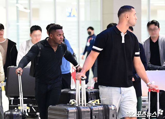 프로야구 한화 이글스의 베네수엘라 출신 외국인 선수 요나단 페라자와 윌켈 에르난데스가 16일 오후 인천국제공항을 통해 입국했다. 에르난데스와 페라자가 입국장을 나서고 있다. 2년 만에 한화와 재계약한 페라자는 미국의 베네수엘라 공습으로 한화 스프링캠프 합류가 불투명했으나 전날 파나마로 이동한 뒤 네덜란드를 거쳐 서울에 오는 루트로 한국 입국에 성공했다. 페라자는 대전에서 체류하면서 몸을 만들다가 호주 멜버른 전훈지로 향한다. 인천공항, 박지영 기자