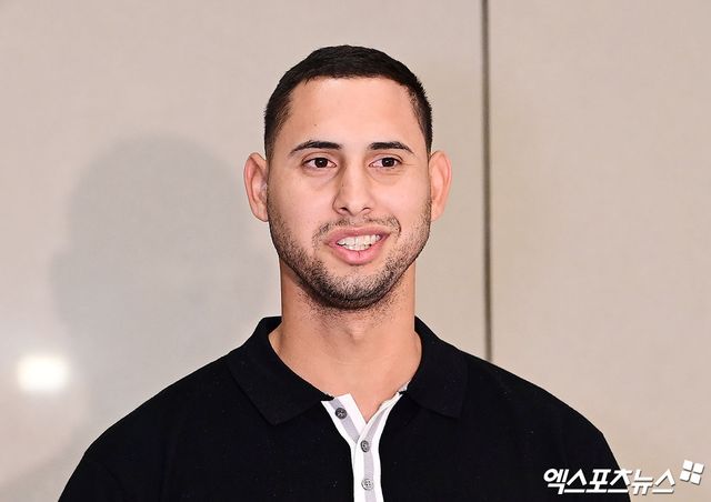 프로야구 한화 이글스의 베네수엘라 출신 외국인 선수 요나단 페라자와 윌켈 에르난데스가 16일 오후 인천국제공항을 통해 입국했다. 에르난데스가 입국장에서 취재진과 인터뷰를 나누고 있다. 인천공항, 박지영 기자