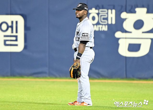 11일 오후 서울 송파구 잠실야구장에서 열린 '2024 신한 SOL Bank KBO리그' 한화 이글스와 두산 베어스의 경기, 6회말 1사 한화 페라자가 두산 허경민의 플라이 타구때 포구 실책한 후 아쉬워하고 있다. 2년 만에 한화와 재계약한 페라자는 미국의 베네수엘라 공습으로 한화 스프링캠프 합류가 불투명했으나 전날 파나마로 이동한 뒤 네덜란드를 거쳐 서울에 오는 루트로 한국 입국에 성공했다. 페라자는 대전에서 체류하면서 몸을 만들다가 호주 멜버른 전훈지로 향한다. 엑스포츠뉴스 DB