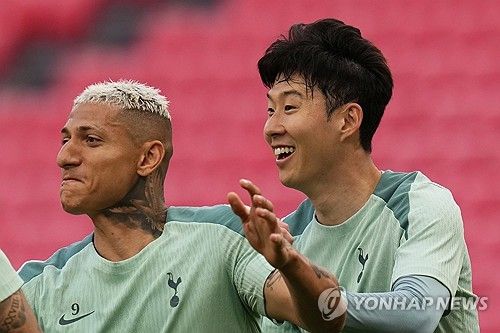 토트넘 홋스퍼는 15일(한국시간) 구단 공식 홈페이지를 통해 히샬리송이 최대 7주간 결장한다고 발표했다. 히샬리송은 지난 11일 영국 런던에 위치한 토트넘 홋스퍼 스타디움에서 열린 애스턴 빌라와의 2025-2026 잉글랜드 FA컵 3라운드 홈 경기에서 최전방 공격수로 선발 출전했다. 이날 히샬리송은 경기 중 허벅지 뒤쪽에 통증을 호소해 전반 31분 만에 교체됐고, 이후 정밀 검사에서 햄스트링 부상인 것으로 확인됐다. 연합뉴스