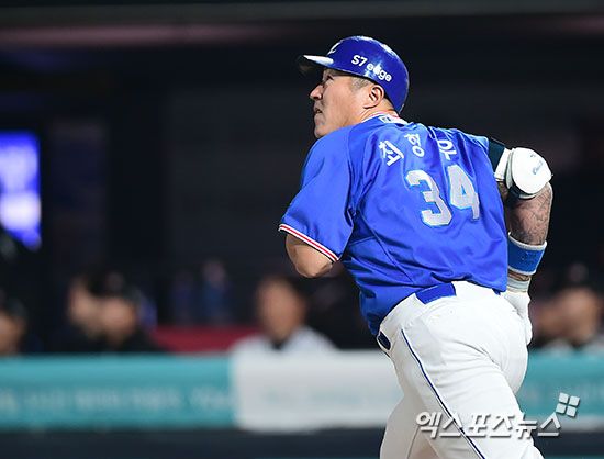 6일 오후 경기도 수원시 장안구 수원kt위즈파크에서 열린 '2016 타이어뱅크 KBO리그' 삼성 라이온즈와 kt 위즈의 경기, 5회초 2사 1,3루 삼성 최형우가 타격을 한 후 타구를 바라보고 있다. 결과는 좌중간 2타점 2루타. 엑스포츠뉴스 DB