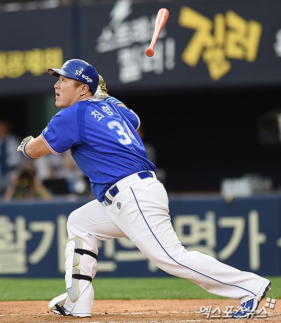 19일 오후 서울 송파구 잠실야구장에서 열린 '2016 타이어뱅크 KBO리그' 두산 베어스와 삼성 라이온즈의 경기, 4회초 2사 3루 삼성 최형우가 타격하고 있다. 엑스포츠뉴스 DB