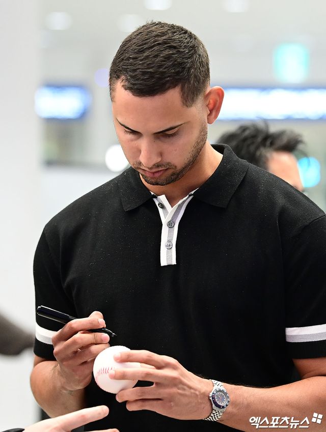 프로야구 한화 이글스의 베네수엘라 출신 외국인 선수 요나단 페라자와 윌켈 에르난데스가 16일 오후 인천국제공항을 통해 입국했다. 에르난데스가 입국장에서 팬에게 사인을 해주고 있다. 인천공항, 박지영 기자