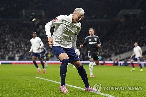 영국 공영방송 BBC는 16일 "히샬리송은 햄스트링 부상으로 7주간 결장한다"고 보도했다. 히샬리송은 지난 주말 애스턴 빌라와의 FA컵 3라운드 홈경기(1-2 패)에서 선발 출전했으나, 전반 31분 만에 햄스트링 통증을 호소하며 교체 아웃됐다. 정밀 검사 결과는 절망적이었다. 토마스 프랑크 토트넘 감독은 웨스트햄 유나이티드전 사전 기자회견에서 '안타깝게도 히샬리송은 햄스트링 부상을 입어 최대 7주 동안 경기에 나설 수 없을 것'이라고 공식 확인했다. 연합뉴스