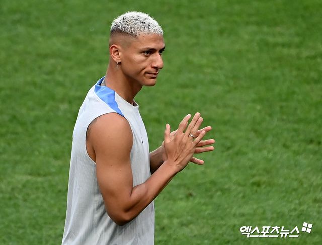 영국 공영방송 BBC는 16일 "히샬리송은 햄스트링 부상으로 7주간 결장한다"고 보도했다. 히샬리송은 지난 주말 애스턴 빌라와의 FA컵 3라운드 홈경기(1-2 패)에서 선발 출전했으나, 전반 31분 만에 햄스트링 통증을 호소하며 교체 아웃됐다. 정밀 검사 결과는 절망적이었다. 토마스 프랑크 토트넘 감독은 웨스트햄 유나이티드전 사전 기자회견에서 '안타깝게도 히샬리송은 햄스트링 부상을 입어 최대 7주 동안 경기에 나설 수 없을 것'이라고 공식 확인했다. 엑스포츠뉴스DB